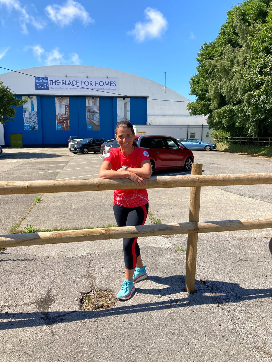 We're so grateful to Rhian Francis of <a href="/PlaceForHomesUK/">The Place For Homes</a>. Last week, Head of <a href="/TheBHF/">British Heart Foundation</a> Cymru <a href="/RhodriThomasBHF/">Rhodri Thomas</a> met Rhian, her mother-in-law Glen Francis, and father Graham Nelson.
Rhian is running the <a href="/LondonMarathon/">TCS London Marathon</a> for us in memory of her much-loved father-in-law John #thread 👇