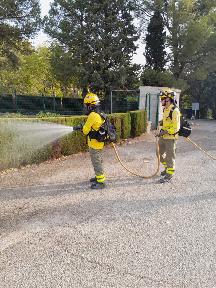 Plan_INFOCA's tweet photo. NUESTRO DÍA A DÍA| En su base (#CEDEFO de #Huelma, #Jaén), los compañeros del JE-402 ocupan parte del tiempo en otras labores no menos importantes. Como el adiestramiento (en este caso con tendido de manguera), o la limpieza y puesta a punto de sus herramientas. #SiempreListos. https://t.co/GiRzwWdBZY