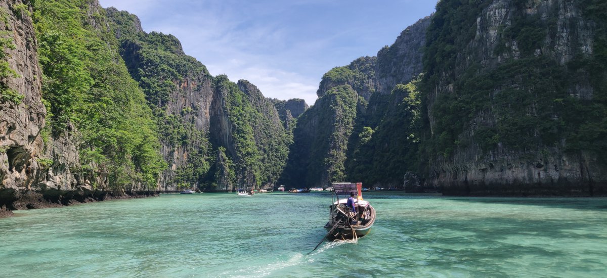 TomLRodgers's tweet photo. Back from a working week in Singapore then a mini break in Thailand. 

Meanwhile, European #natgas stocks have inched to their biggest increase over average this year - only 0.7bcm up though.

Total commercial stocks at 68.5bcm

#ONGT https://t.co/sMxh92M3MP