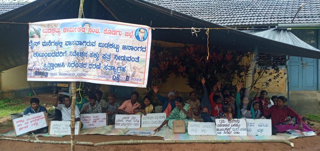 #Homesteadlandhousingforall The tribal communities living in the line houses of Kodagu Coffee estate on struggle to access their housing rights infront of Mayamudi Grama panchayat to assert homestead land rights. For generations they are deprived to access housing <a href="/Captain_Mani72/">Manivannan P 🇮🇳</a>