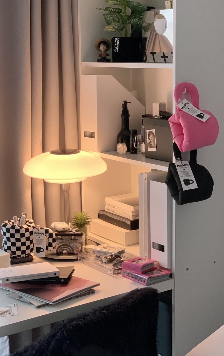 ilmurry's tweet photo. today's desk dump 🍧 https://t.co/35qjcgn3cH