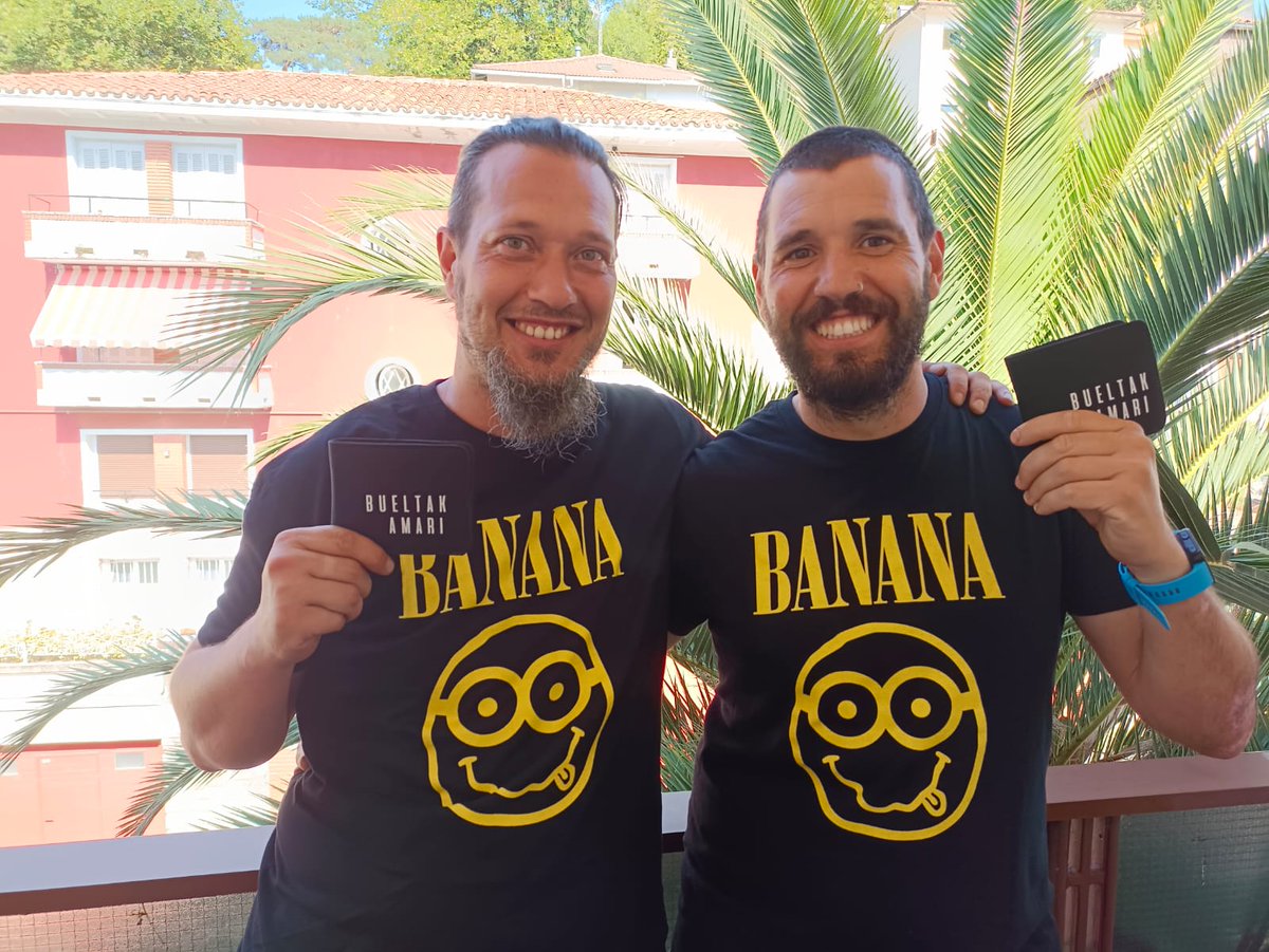 JoxemieI's tweet photo. Metallica taldeko abeslariarekin topatu eta kamiseta berbera jantzita dezuela konturatzea ez du preziorik. Eta izango balu, bueltak amari. @nakocomico https://t.co/L2gmdVjSa2