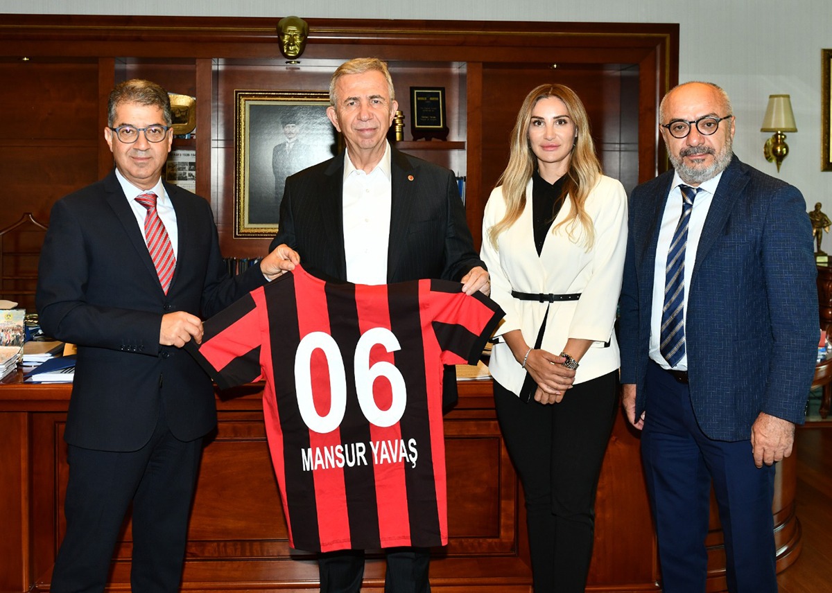 kirmizikara's tweet photo. Başkanımız Talip Çankırı, Ankara Büyükşehir Belediye Başkanı Mansur Yavaş’ı ziyaret etti.

Başkanımız Talip Çankırı, Ankara Büyükşehir Belediye Başkanı Mansur Yavaş’ı makamında ziyaret ederek Gençlerbirliği forması takdim etti.
🔗https://t.co/RhYfhSpXb8 https://t.co/9hghDNdVAR