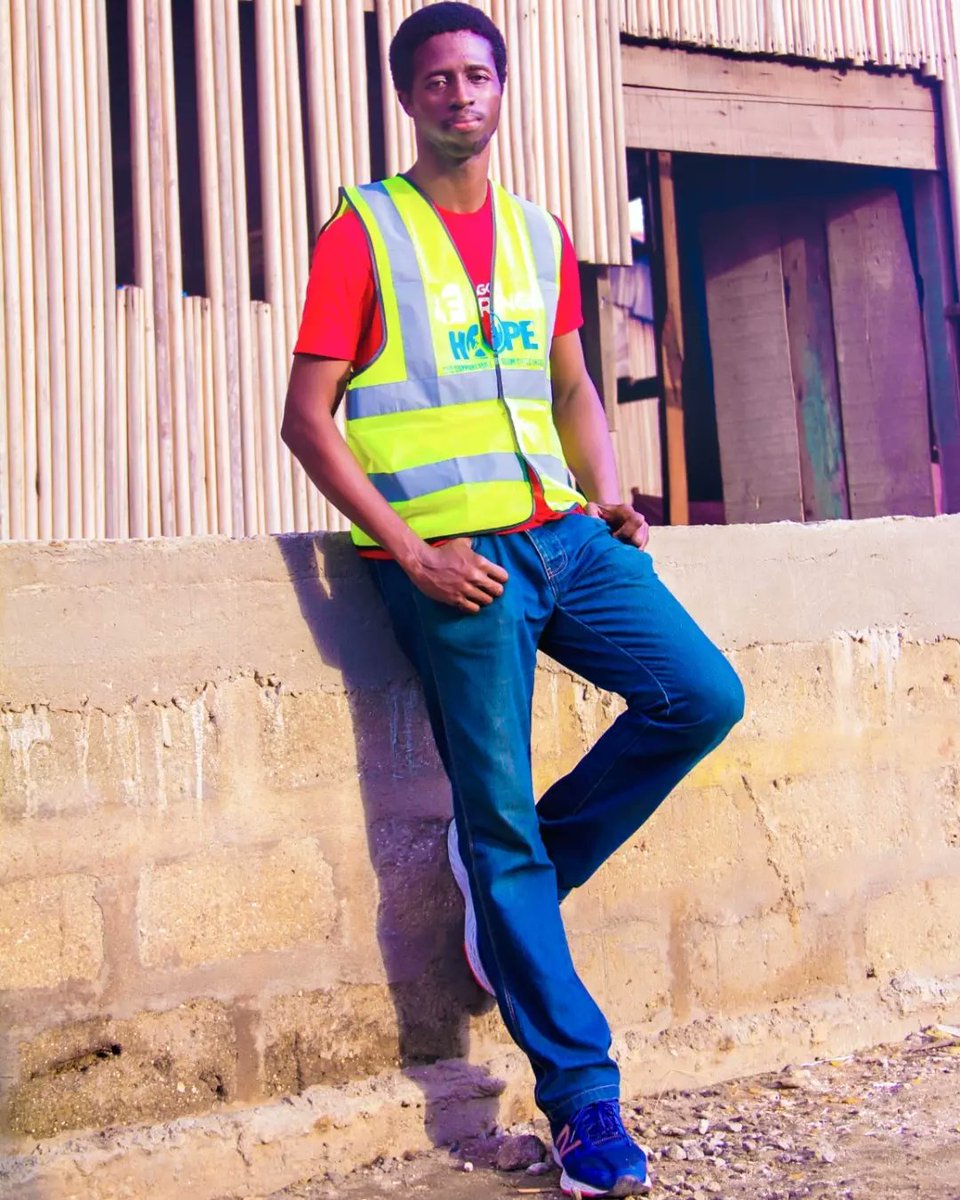 OlayeyeOlusegun's tweet photo. It is only right that you pose for the camera after volunteering to help in making sure the wonderful students of Hope and Support for the Slum Child in Makoko community had a successful graduation ceremony.
#volunteer #volunteerlife #pictureoftheday #makokocommunity #makoko https://t.co/2SO2eLIxbV