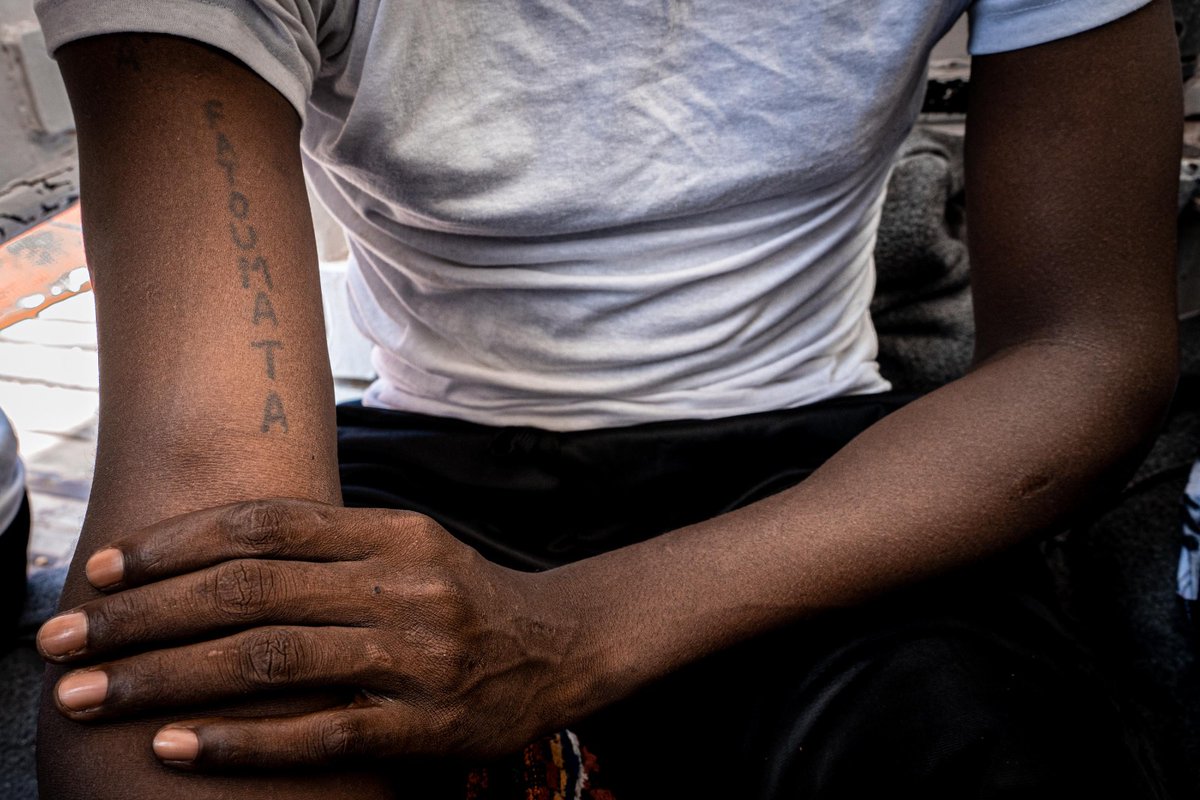 "J'espère qu'un jour, je pourrais appeler ma mère pour lui dire : 'Je suis en Europe et je suis heureux'."
Sakou, 30 ans, originaire de Guinée Conakry, est l'une des 306 personnes rescapées secourues par @IFRC_Europe et @SOSMedFrance avec l'#OceanViking entre le 24/06 & le 4/07.