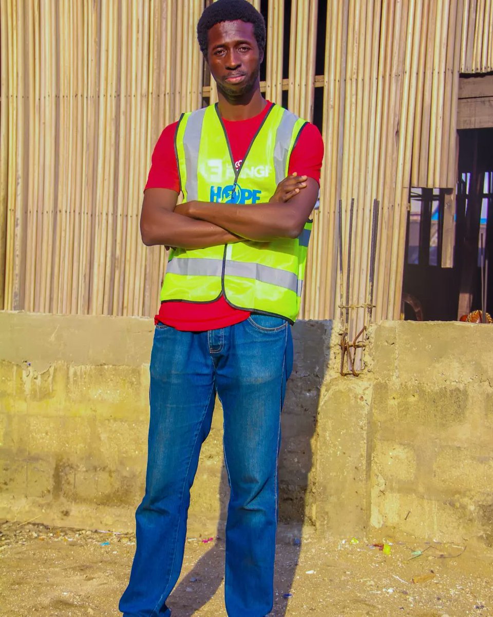 naijavolunteerz's tweet photo. It is only right that you pose for the camera after volunteering to help in making sure the wonderful students of Hope and Support for the Slum Child in Makoko community had a successful graduation ceremony.
#volunteer #volunteerlife #pictureoftheday #makokocommunity #makoko https://t.co/QHIDtc38Lt