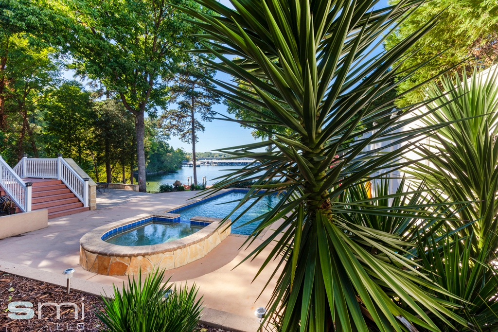 SilverMonkeyPic's tweet image. A pool by the lake. Nice!

#poollife #lakelife #iwantapool

#realestatephotography #realestatephoto #realestatephotos #interiorphotography #silvermonkeyimages