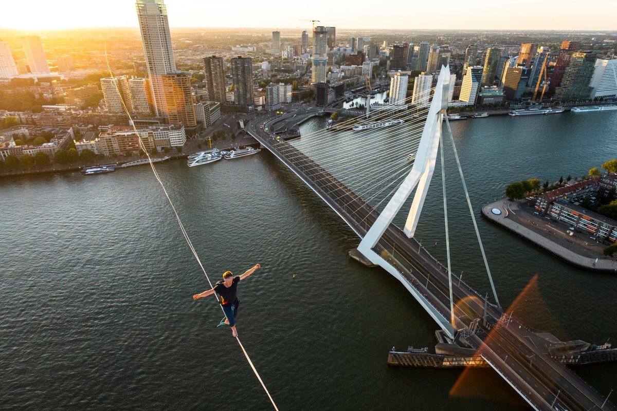 Enjoying the best views of the city as <a href="/JaanRoose/">Jaan Roose</a> takes a #slacklining stroll in #Rotterdam win.gs/3QcxvwN #slackline