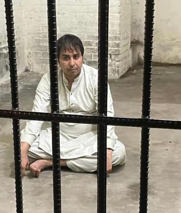 اس تصویر کو غور سے دیکھیے
گرفتار شخص کو یہاں منتقل کرنے والے اس چھوٹی سی کوٹھڑی کے مائنڈ سیٹ والے ہیں جو شہباز گل کی پشت پر نظر آ رہی ہے جبکہ امریکہ چھوڑ کر ملک کو سنوارنے کی سوچ لیے پاکستان واپس آنے والا اس مائنڈ سیٹ کو خاطر میں لانے کو تیار نہیں
#شہباز_گل_کو_رہا_کرو
