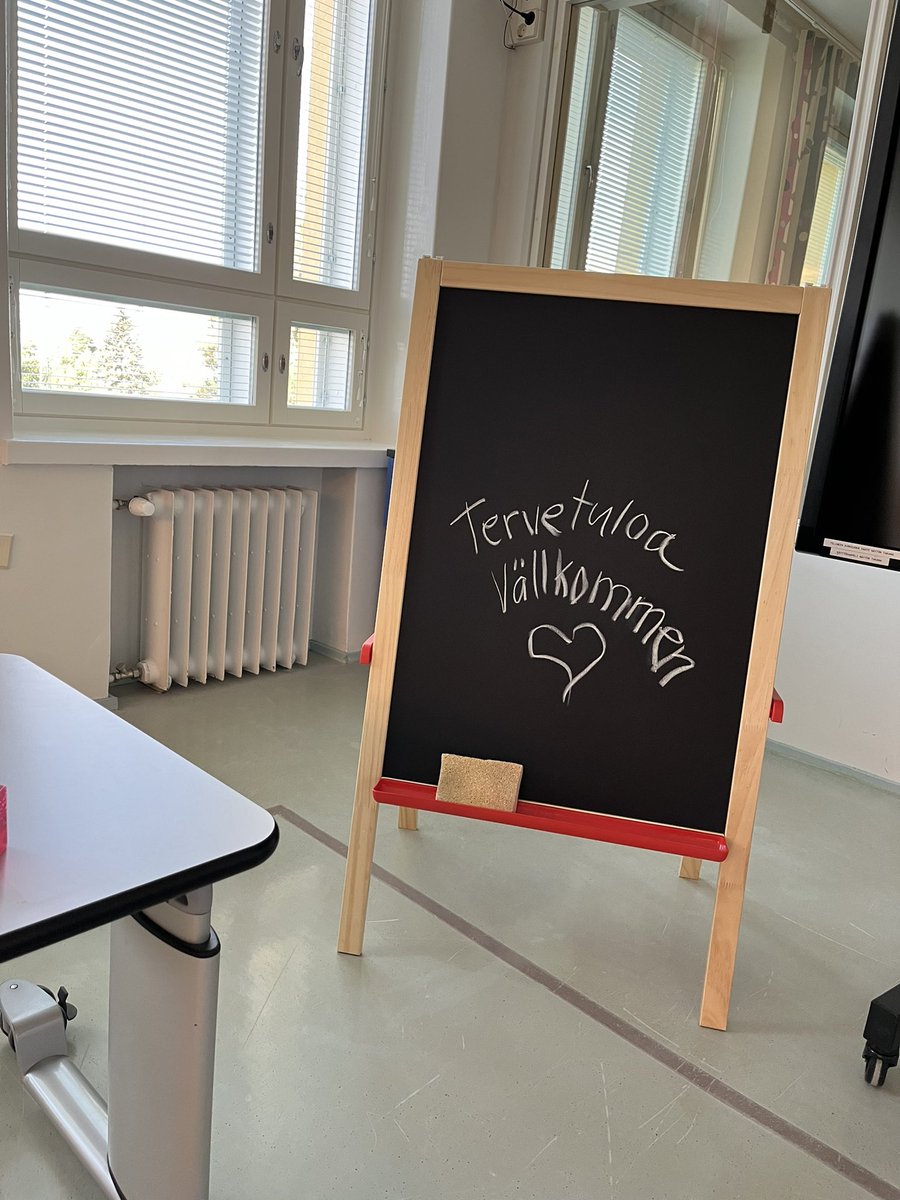 Valteri_fi's tweet photo. Lukuvuosi lähti tänään lämpimillä kohtaamisilla käyntiin ja käytävillä kävi kuhina, kun Valteri-koulussa vastaanotettiin uusia ja jo tutuksi tulleita kasvoja. Tervetuloa oppilaat! 💛 #koulualkaa #koulutie https://t.co/ALzYINnrah