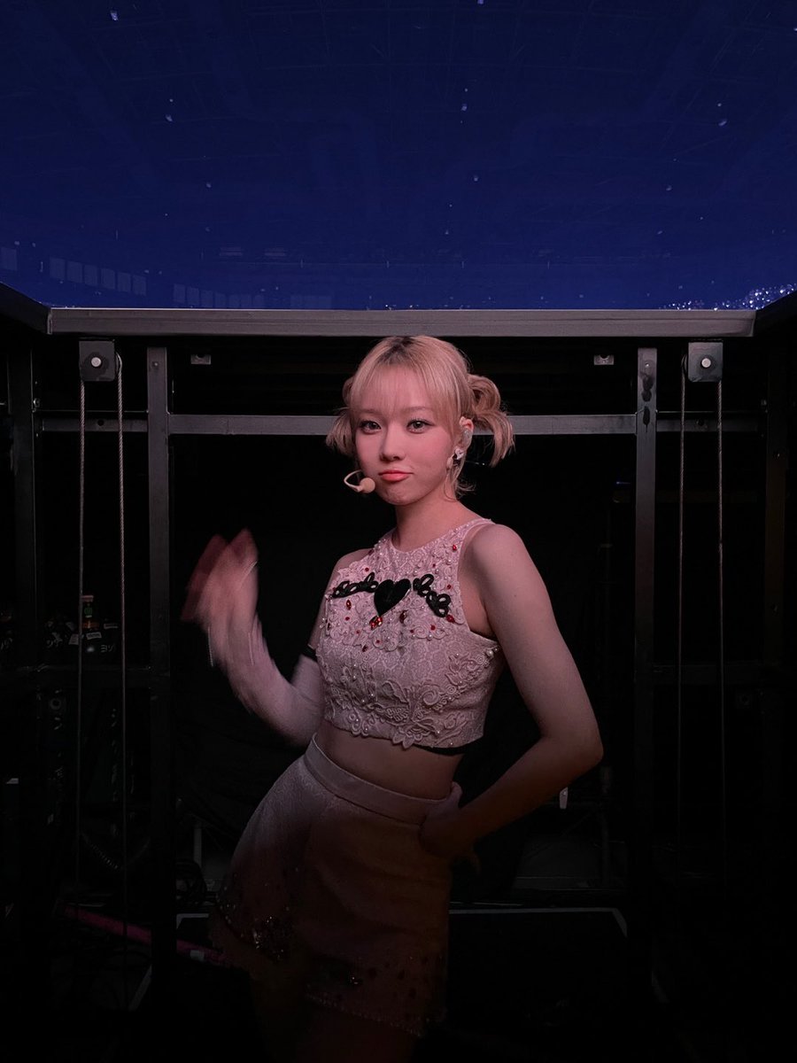 Alert! The cuteness will explode at full speed once this photo spreading over you. There is me, in my little slip dress with the fairy lights in my eyes and I hope you could keep an eye out if you don’t wish to be enchanted away by my loveliness. 🪞🪄