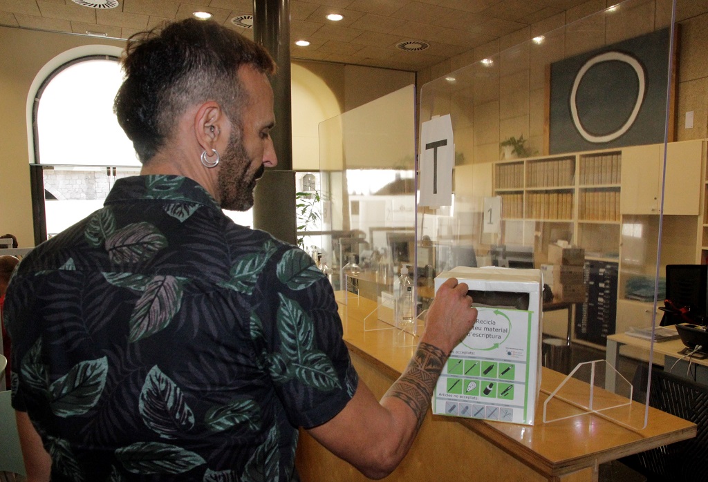 Girona_Cat's tweet photo. 🖊️♻️ @Girona_cat col·loca dos contenidors per reciclar material d’escriptura com bolígrafs, retoladors, correctors o plomes estilogràfiques. Es tracta d’una campanya proposada per @somnatus👉 https://t.co/y1K1ZKOk3R https://t.co/NImbjF8Gwx