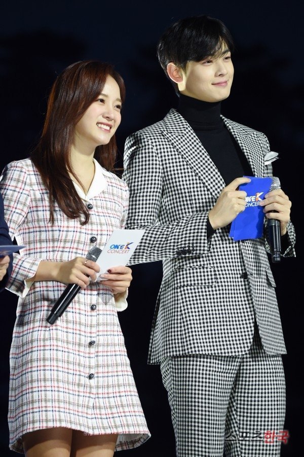 astroccda_'s tweet photo. MC Sejeong and MC Cha in one frame again!! 🫶

One KConcert (2019):                Seoul Festa (2022): https://t.co/BDKvDdhIhd