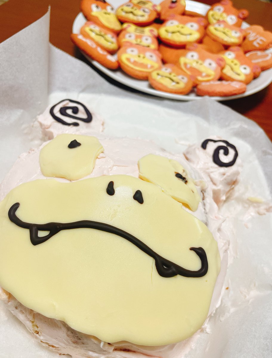 mattyan_hand's tweet photo. Twitter見ながら癒されてのんびり一日を過ごしてしまったけどなんとか間に合ったぁ😌💭
これからもよろしくね！ヤドン🥰
ハートの日でもあるということでこっそりラブカスも♡(コダックも居るけどなんか違う💦)
ケーキは旦那さんが作ってくれました！🍰🥰
#ヤドンの日 #8月10日 #ハートの日 #slowpoke https://t.co/RQq0loHzLV