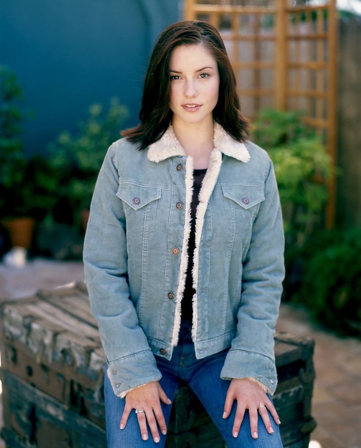 FICHA PRIDE OF PORTREE

Nombre: Alice Von-Sweet Hale
Edad: 20 años de apariencia, 122 años reales
¿Qué eres?: Subterranea, Vampira
Trabajo: trabajdora del Hotel Valparaiso
Bando: Por determinar

#PrideSH