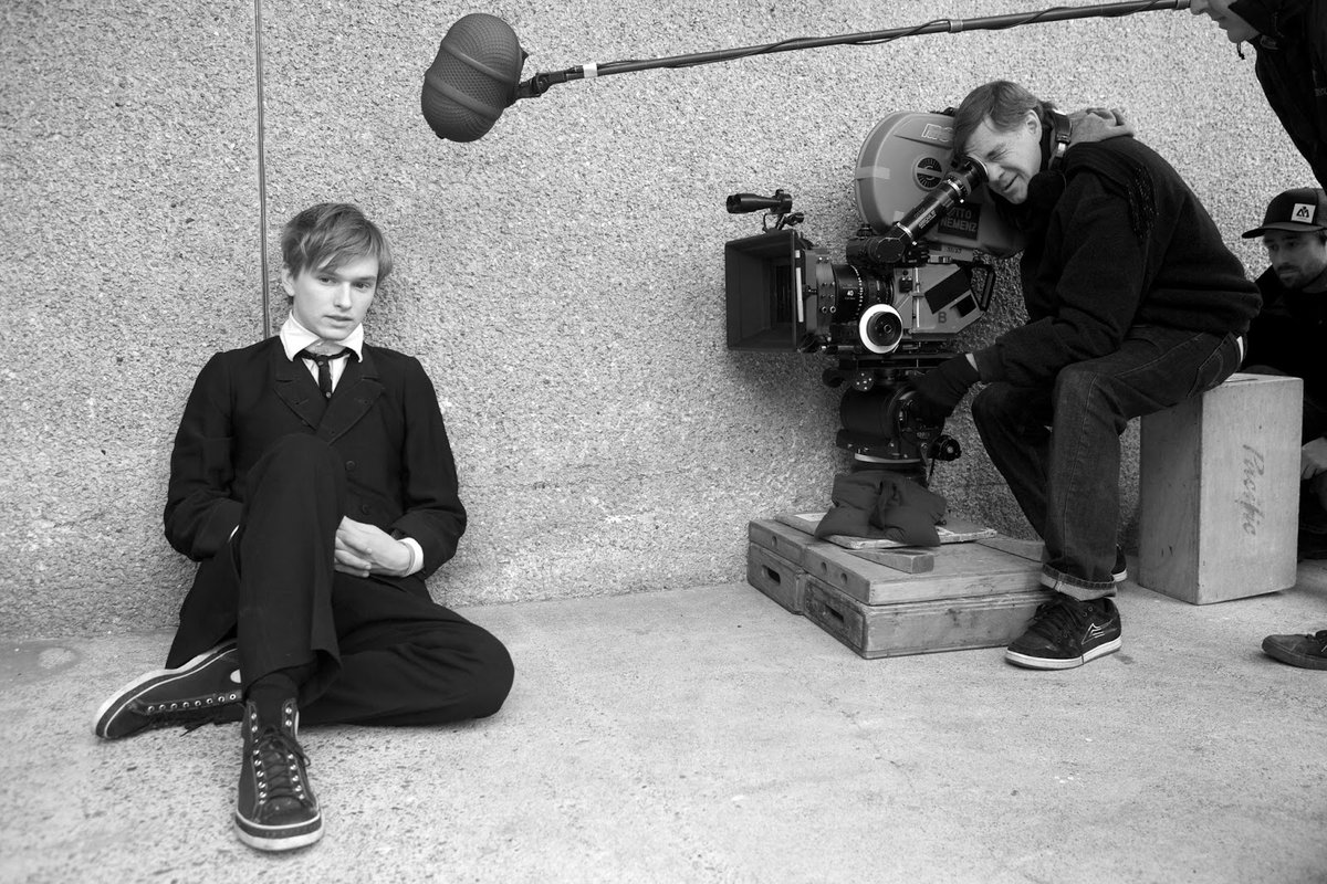Close_UpMag's tweet photo. Image du jour : #HenryHopper et #GusVanSant sur le tournage du film Restless
#picoftheday https://t.co/sWz1T9csmW