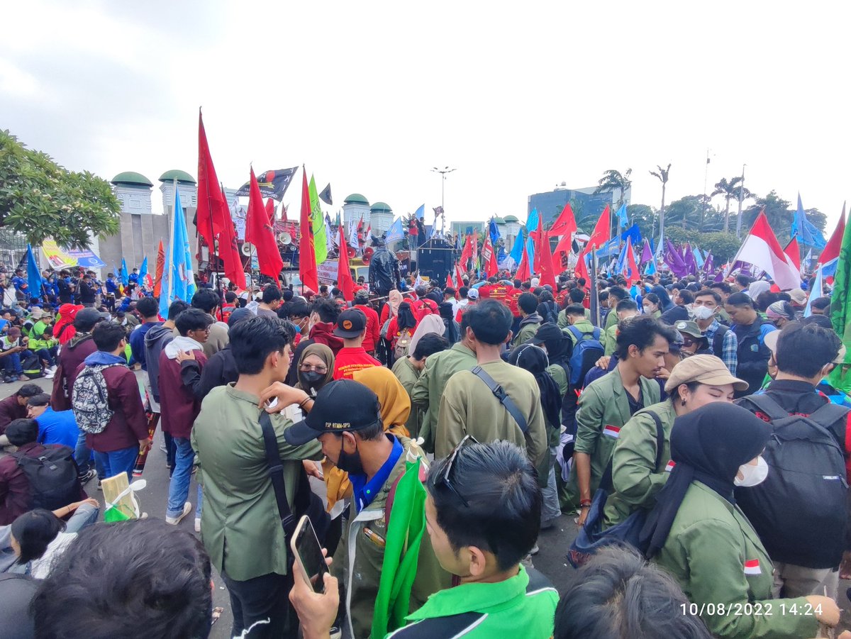 Aksi gabungan.. 
Aliansi sejuta Buruh Indonesia
Dgn mahasiswa..
Tuntut Cabut UU no 20 THN 2020
{Omnibuslaw)
Di depan Kantor DPR RI Senayan..
Hari ini Rabu 10 Agustus 2022
Tidak terlihat satupun media mainstream yg meliput...
Sungguh miris ..
Mna <a href="/KompasTV/">KOMPAS TV</a> <a href="/Metro_TV/">METRO TV</a> <a href="/tvOneNews/">tvOnenews</a>