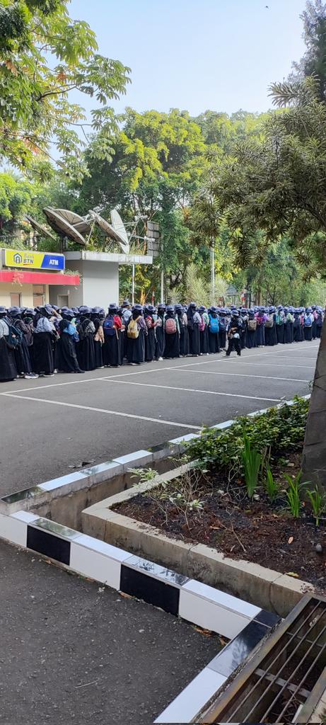 iqbalap25's tweet photo. [ Keseruan menjalani menjalani Day 2 MPKMB 59 IPB ]
Seru banget gaes, awal awal pagi aja udh keliatan rame banget, langsung ketemu temen walau beda prodi. 
#VOKASIIMPACT #MPKMB59SVIPB #IPBDIGDAYA #VOKASIJUARA  #TheGlimpeStoryofGatamalaAgrinawa
@mpkmbsv_ipb https://t.co/CZvV07fQrB