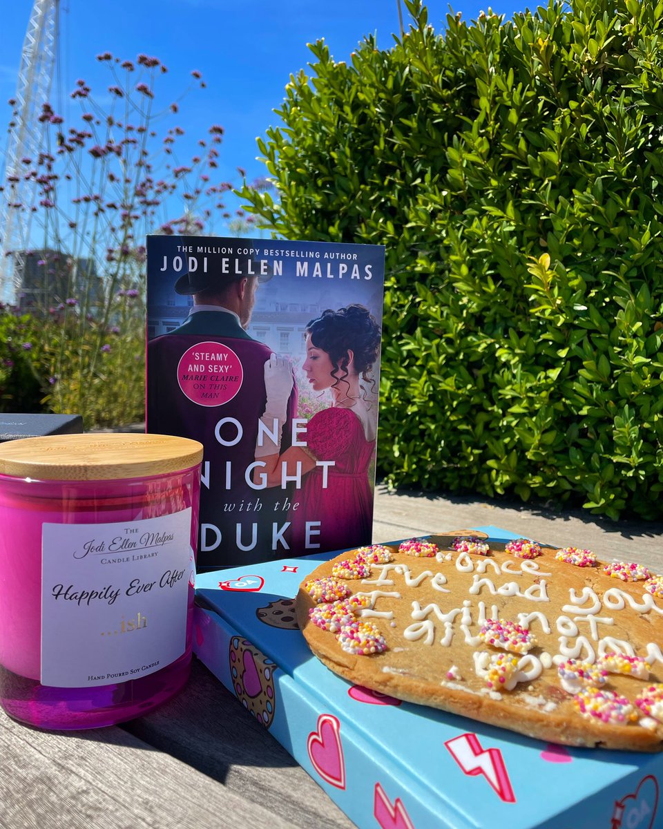 Charlo_Murs's tweet image. It’s a scorching hot day and we have a sizzling hot #giveaway for the sexy &amp;amp; scandalous #OneNightWithTheDuke by @JodiEllenMalpas - this gorgeous candle, delicious cookie and stunning read could all be yours! RT for the chance to #win! ✨❤️‍🔥

geni.us/OneNightDuke
