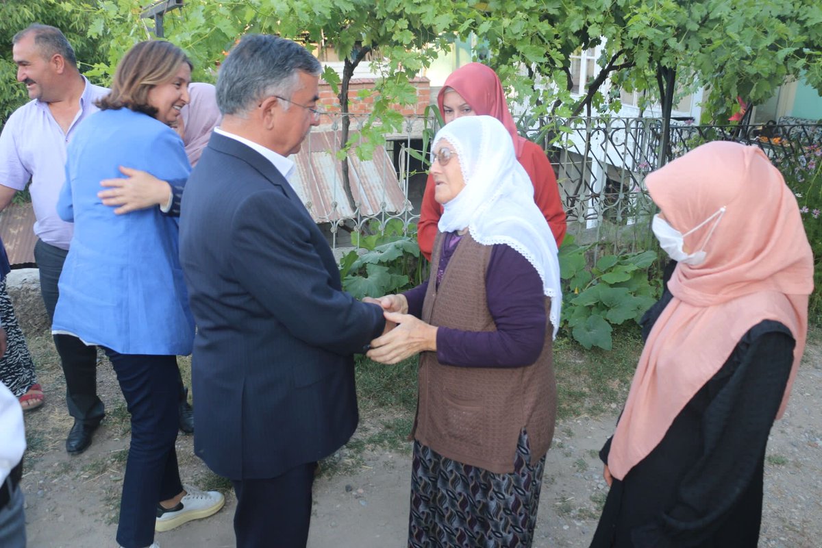 Ismet__Yilmaz_'s tweet photo. Geçen hafta Gemerek Eğerci’de bizleri evinde misafir eden Fadime Beserek Ablamız emaneti Sahibine teslim etti. 
Bugün,  Yol arkadaşı Osman Ağabey ile  Fadime Ablamızı Hakk’a uğurladık.
Rabbim, menzilini mübarek, Mekanını Cennet, Makamını alî eylesin. https://t.co/HqhQp6qyuu