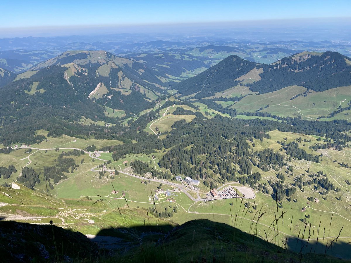 Joackiie's tweet photo. Vo oben abe: Aufbau #Schwägalp #Schwinget.
Sieht wettermässig gut aus am #Sonntag: trotz Wolken am Nachmittag noch schön, trocken und bis 23 Grad warm.
https://t.co/NiYoIQ8tpq https://t.co/0CTOZ1Z8La