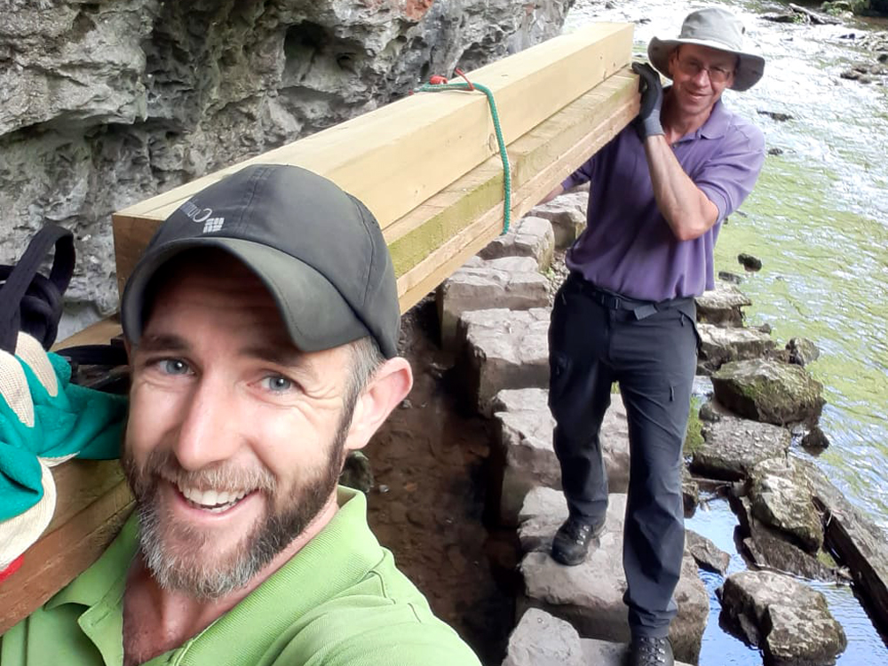 peakdistrict's tweet photo. Our Ranger Team have been busy repairing a boardwalk in #CheeDale!
It was an access challenge across the stepping stones π but all the more satisfying when the job was done! π
#PeakDistrictProud @DerbysWildlife https://t.co/IOFDVxmG1U