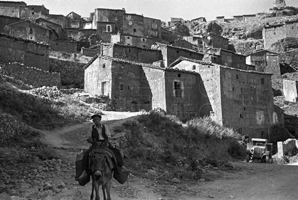 Guerra civil española, agosto de 1937

Pueblo de la sierra de Gúdar (Teruel), en la zona ocupada por la 21ª brigada mixta, entonces bajo el mando del comandante Francisco Gil Díaz Pallarés. #EFEfototeca

📷 Juan Guzmán