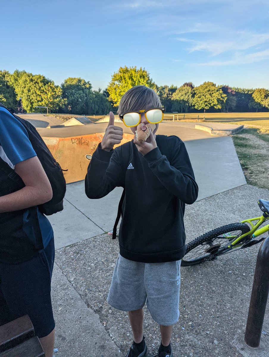 Cozzie last night…..hotdogs and bottles of water went down a treat 🌭 #CozentonPark <a href="/Medway_Youth/">Medway Youth Service</a>