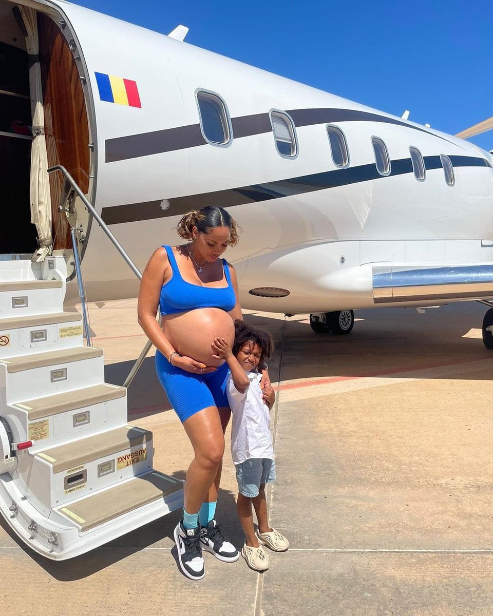 bouncenetworks's tweet photo. Yummy mummy 🤰🏼❤️

#jadapollock #wizkid https://t.co/h7jJzHLJo8