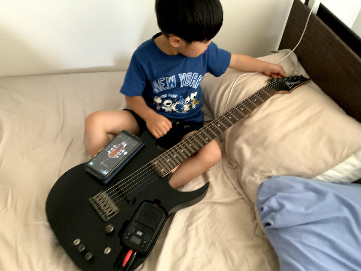 fum421's tweet photo. 息子氏（3）ギターチューニング中 https://t.co/3jKDVmLFAF