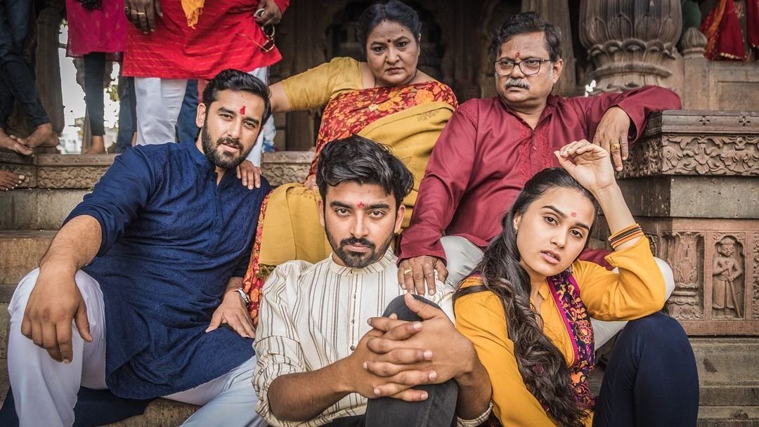 poohjabearx's tweet photo. How are we gonna know what happened to A1 paradise and Shekhar Riddhima 😭 Wish the show never ended in just 6 episodes. Aise kyun karte ho @DisneyPlusHS 💔 #GharWaapsi https://t.co/2LI4Qd9PEG