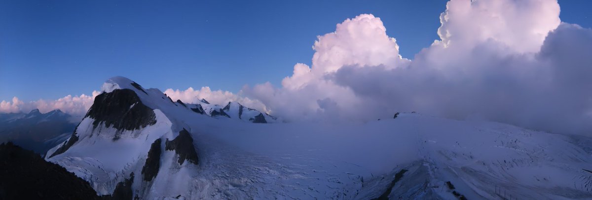 meteoschweiz's tweet photo. Faszinierende Webcam-Schnappschüsse der vergangenen Nacht. Gegen Mitternacht bildete sich über dem #MonteRosa Massiv eine Gewitterzelle. Die Szenerie wurde dabei von der #roundshot 📷 Matterhorn-Zermatt https://t.co/plERdKpdtt ideal aufgenommen und vom #Mond beleuchtet. https://t.co/oPmYNbftzO