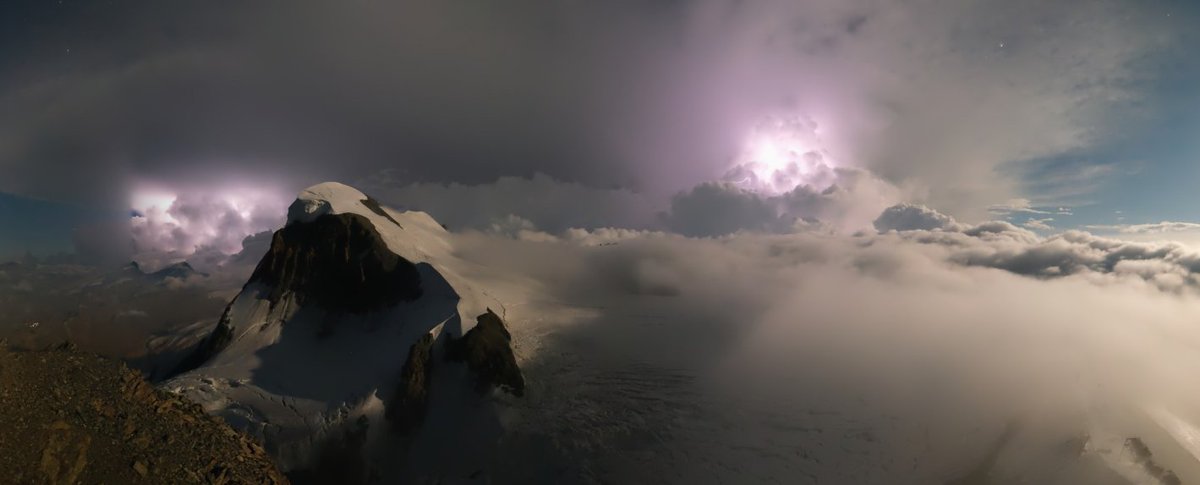 meteoschweiz's tweet photo. Faszinierende Webcam-Schnappschüsse der vergangenen Nacht. Gegen Mitternacht bildete sich über dem #MonteRosa Massiv eine Gewitterzelle. Die Szenerie wurde dabei von der #roundshot 📷 Matterhorn-Zermatt https://t.co/plERdKpdtt ideal aufgenommen und vom #Mond beleuchtet. https://t.co/oPmYNbftzO