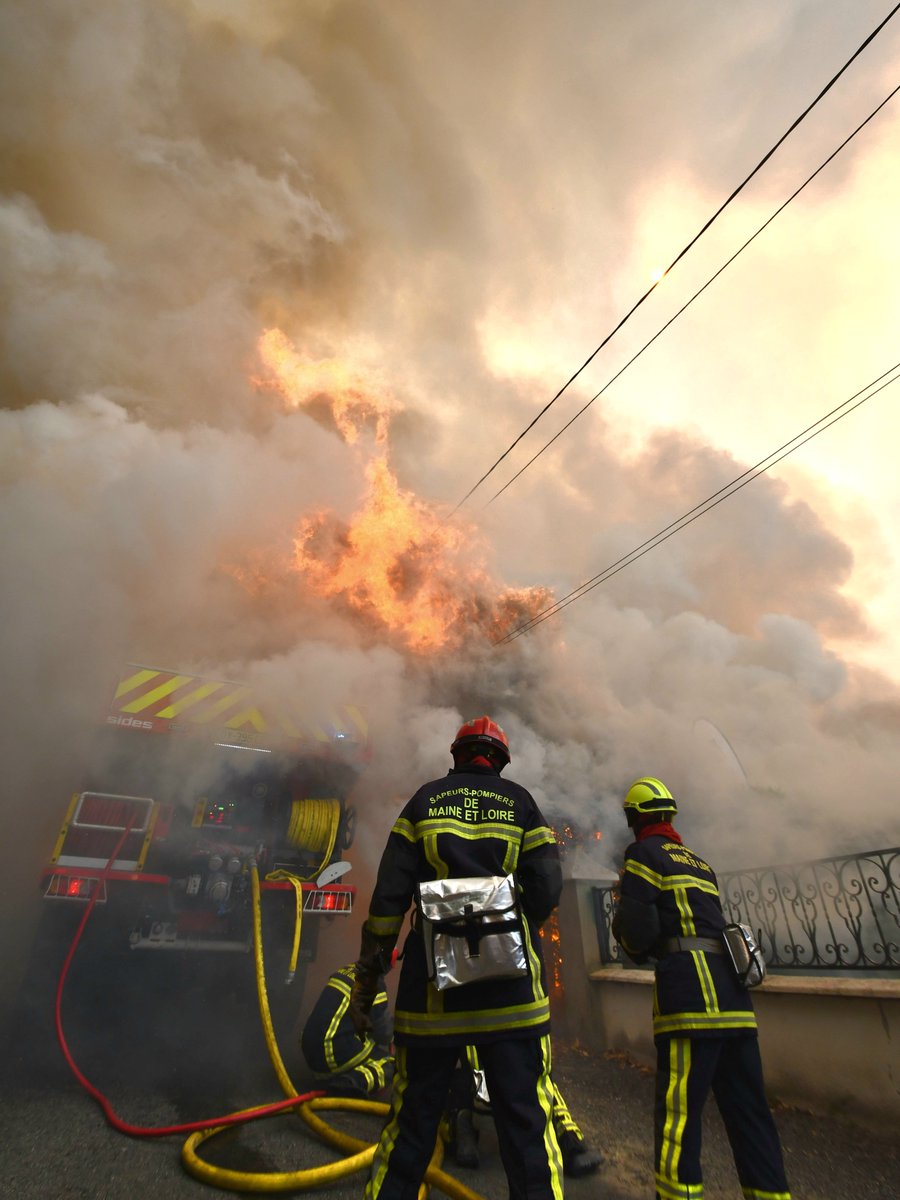 SDIS_49's tweet photo. 🚨// #interventionencours | Clefs Val d'Anjou - @baugeenanjou
Point de situation à 7h, l’incendie qui fait rage n’est pas maîtrisé
1️⃣2️⃣4️⃣0️⃣ hectares partis en fumée
3️⃣7️⃣7️⃣ SP engagés pour combattre les flammes
2️⃣2️⃣ points sensibles en cours de protection
7️⃣0️⃣ pers évacuées https://t.co/XVrB3yeh9M