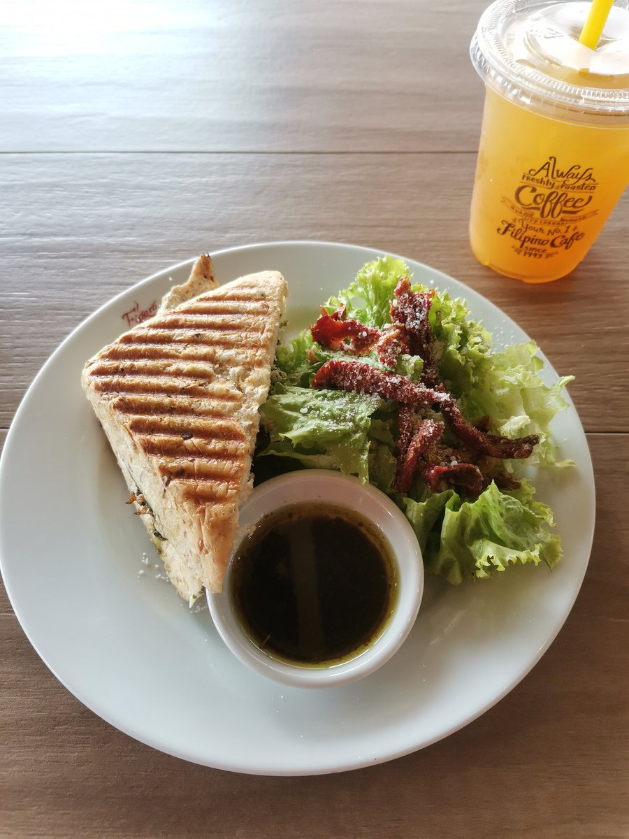 TomatoesSnoo's tweet photo. Late lunch. The doctor told me to change my diet and start eating healthy food.
#Lunch #grass #DoctorsOrder #sagbot https://t.co/9sqV08bFjS