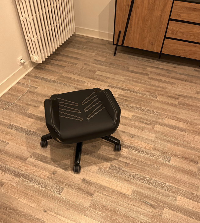AlderiateTV's tweet photo. Je tiens à vous présenter mon tabouret gaming

Après plusieurs années de bons et loyaux services j'ai cassé le dossier de ma chaise, j'en ai donc fait le tabouret gaming que vous pouvez voir ci-dessous

Je pense sincèrement qu'il y a un business possible, le gamer n'est pas prêt https://t.co/UxblJMZOu4