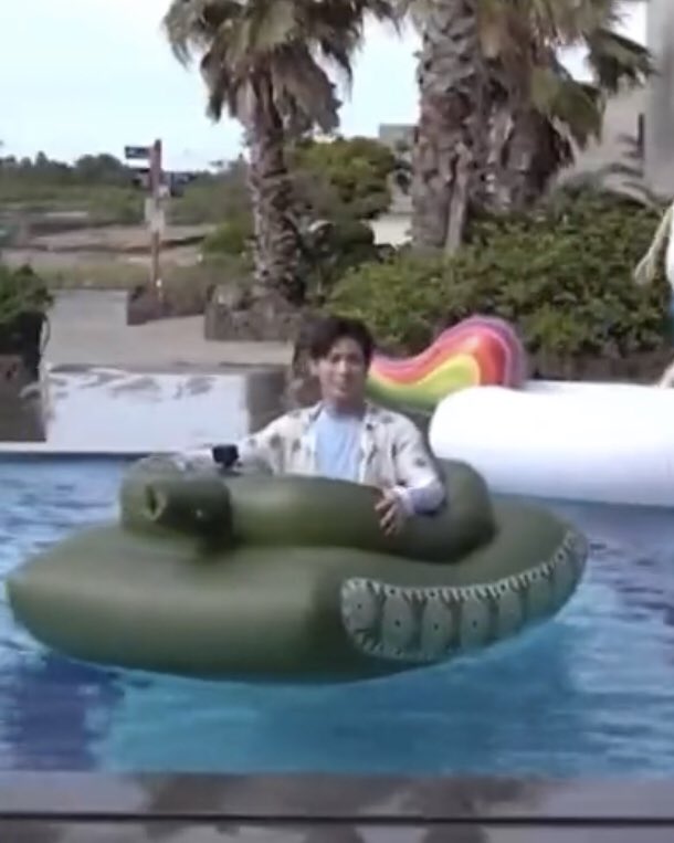 gyuchib's tweet photo. omg this floatie is so cute https://t.co/OC8AiKElsd
