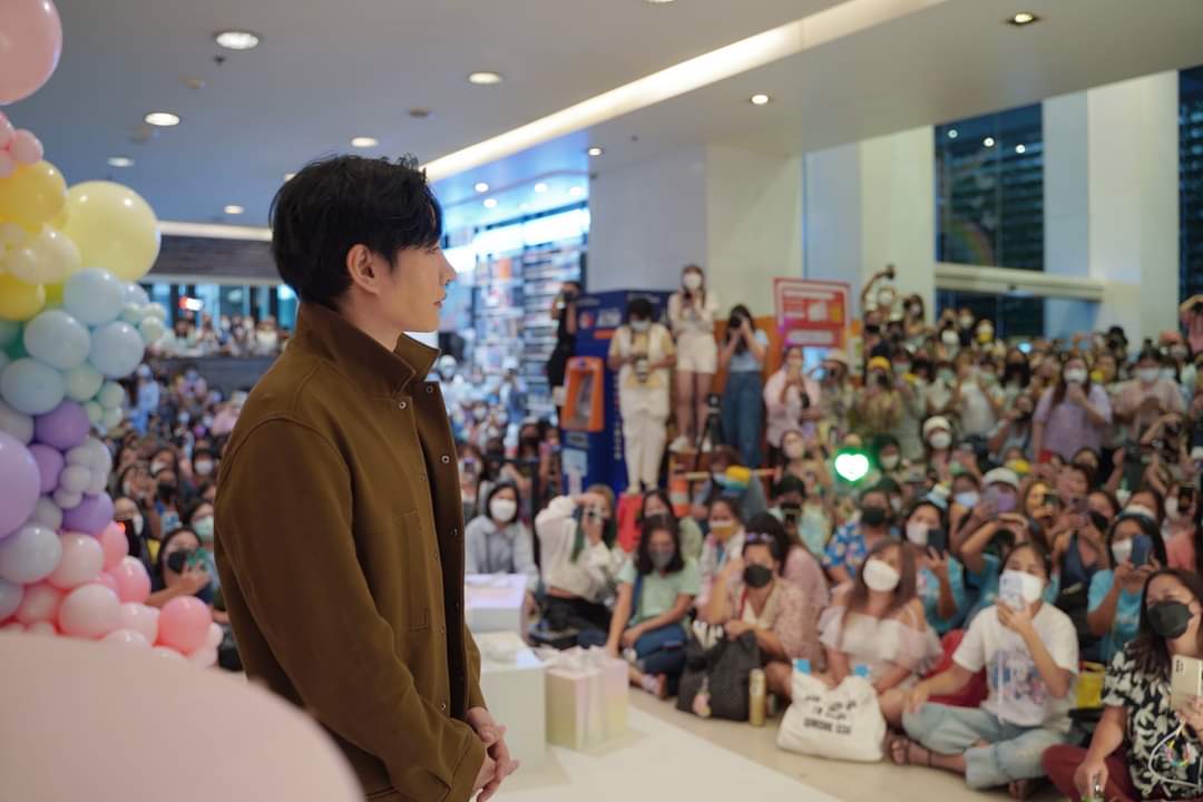 EM_Gossip's tweet photo. "เป๊ก ผลิตโชค" ปังไม่มีแผ่ว ทำตึกแกรมมี่แทบถล่ม!!!หลัง��่วมฉลองวันเกิดสุดยิ่งใหญ่พร้อมเหล่านุช

แว่วมาว่าของขวัญวันเกิดปีนี้อลังการสมฐานะมาก🫣🫣 

อ่านต่อที่>
https://t.co/18XXIwLM6C

#เป๊กผลิตโชค #PeckPalitchoke #HappyPALITday2022 
#emouthgossip https://t.co/8fhIZPxsNH
