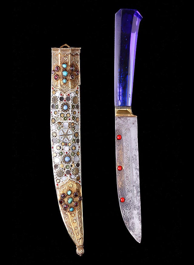 historydefined's tweet photo. Knife with blue glass handle and ivory scabbard, inlaid with gems. Turkey, Ottoman Empire, 18th-19th century https://t.co/vAfH59ymAo
