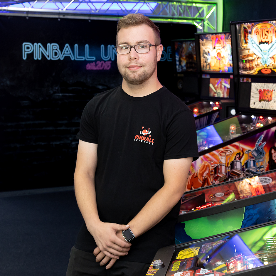 NEU IM TEAM – August 2022, Ausbildungsstart bei Pinball Universe. Willkommen Jonas! Unser Team wünscht Dir gutes Gelingen zum Start der Industriekaufmann-Ausbildung. |#pinballuniverse #pinball-universe #jschwarz #bünde #azubi #ausbildung #ausbildungsstart #industriekaufmann #2022