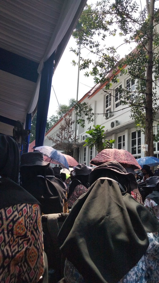 putrianiapril_'s tweet photo. DAY 2 MPKMB SV IPB
Walaupun panas tetep semangat sipaling payung ya gais⛱️🔥
#VOKASIIMPACT #MPKMB59SVIPB #IPBDIGDAYA #VOKASIJUARA  #TheGlimpeStoryofGatamalaAgrinawa https://t.co/eXb9DO2Li3