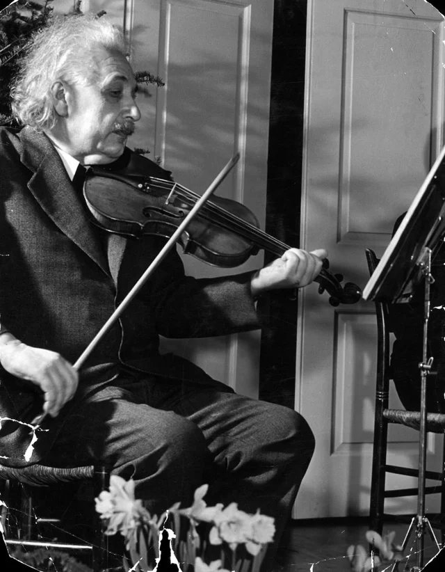 RT @UmarBzv: Albert Einstein playing his violin, 1941 https://t.co/a0CmOYCVry