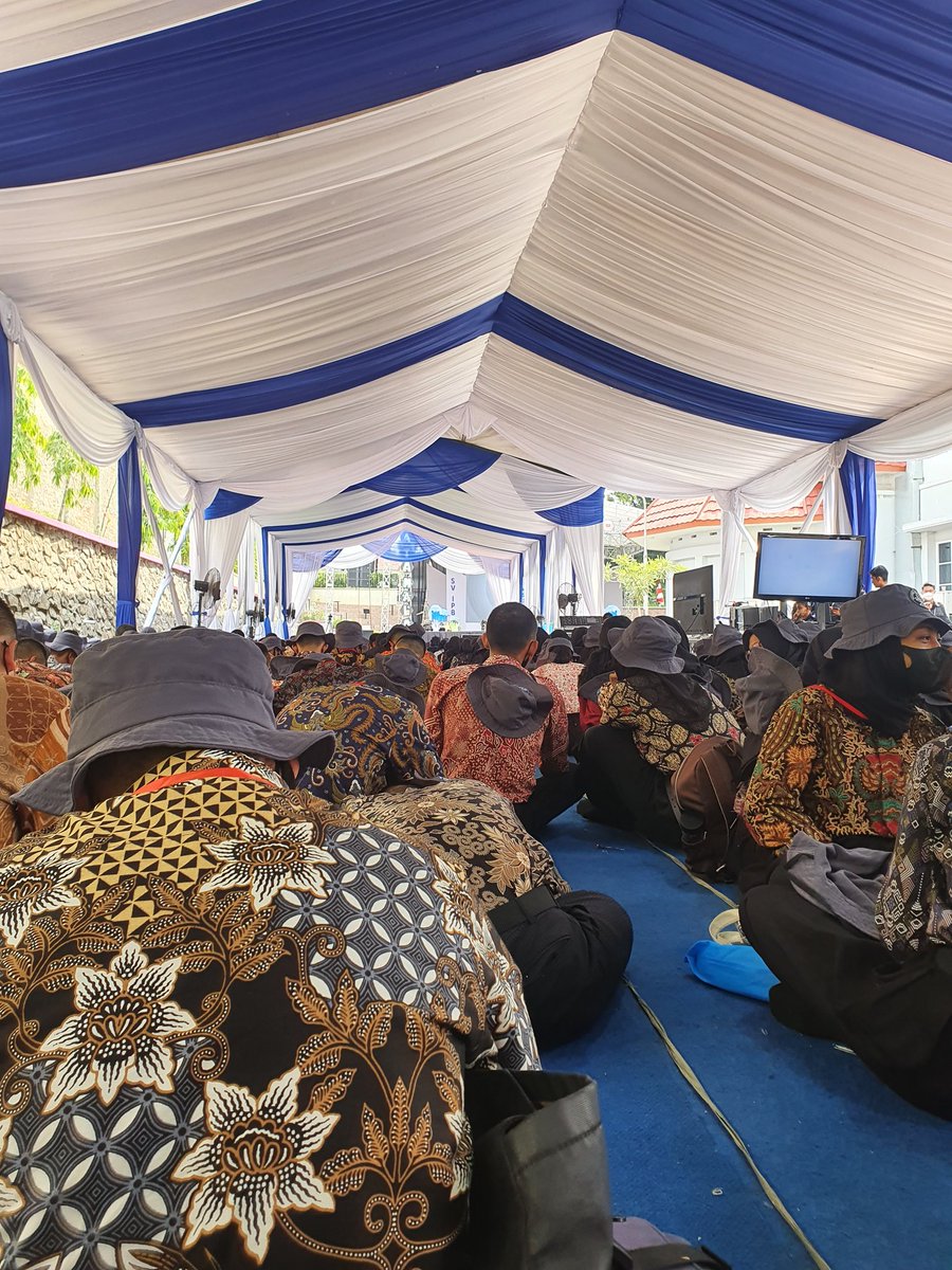 highkins's tweet photo. Keseruan MPKMB Day 2. semua isi acara ini sangat totalitas, bagian paling pecah saat menyanyikan anthem IPB seru abis😍 #VOKASIIMPACT #MPKMB59SVIPB #IPBDIGDAYA #VOKASIJUARA
#akn59 https://t.co/npBMkB0LGW