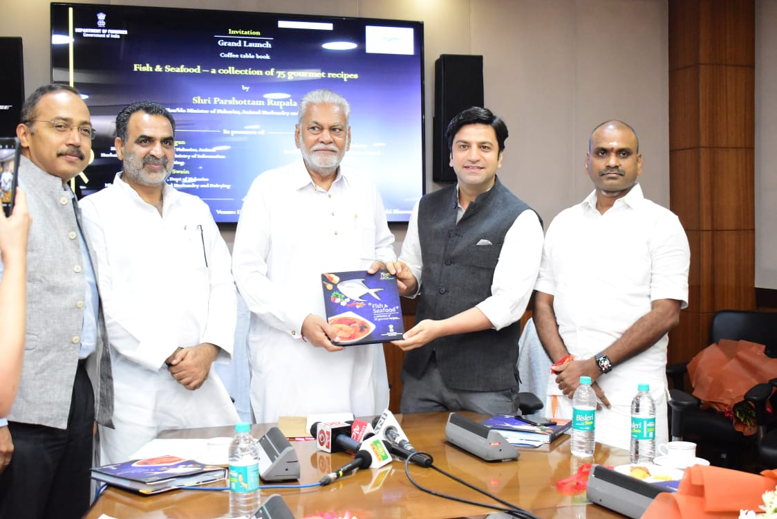 FisheriesGoI's tweet photo. Union Minister @PRupala launched #CoffeeTableBook published by @FisheriesGoI featuring #75Fish &amp; Seafood recipes to boost #domesticconsumption. MoS @Murugan_MoS, @drsanjeevbalyan, Secretary, Shri J N Swain with his leadership team, @ChefKunalKapur &amp; EY PMC team graced the event. https://t.co/9883f2pvGq