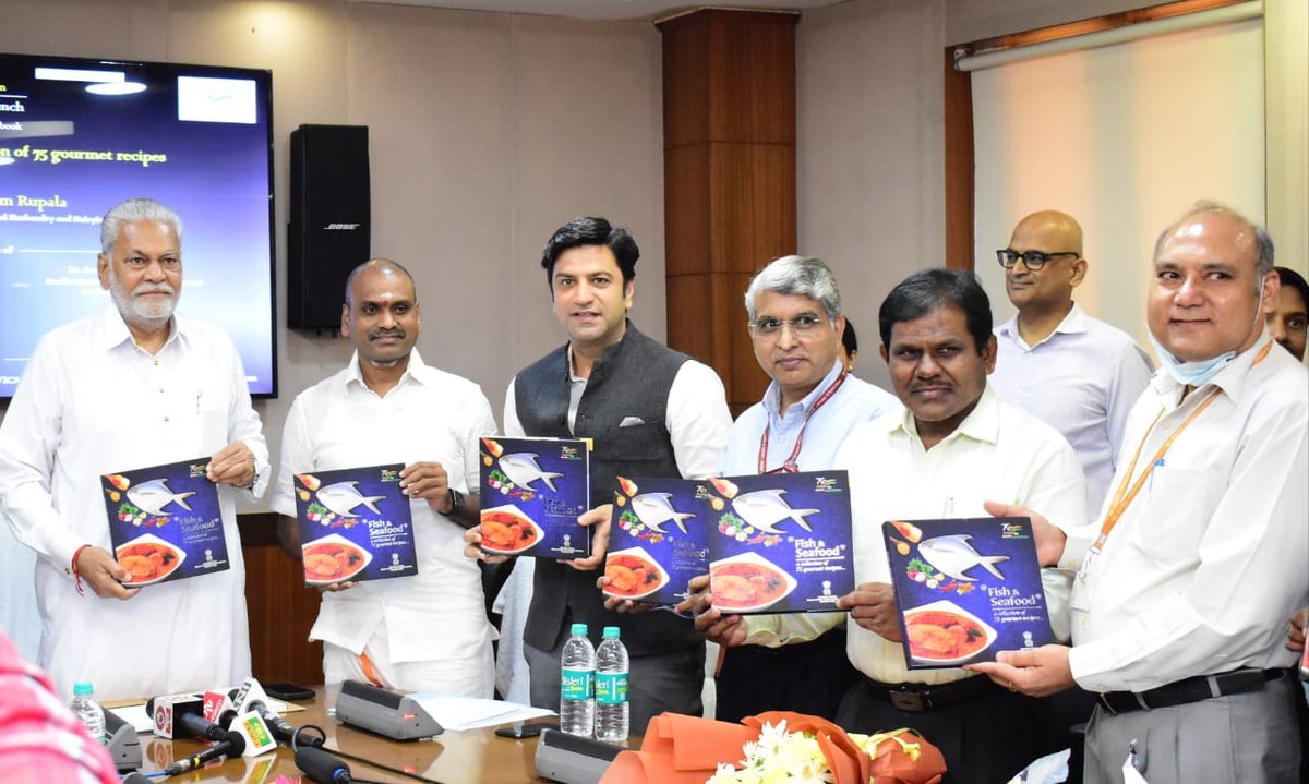 FisheriesGoI's tweet photo. Union Minister @PRupala launched #CoffeeTableBook published by @FisheriesGoI featuring #75Fish &amp; Seafood recipes to boost #domesticconsumption. MoS @Murugan_MoS, @drsanjeevbalyan, Secretary, Shri J N Swain with his leadership team, @ChefKunalKapur &amp; EY PMC team graced the event. https://t.co/9883f2pvGq