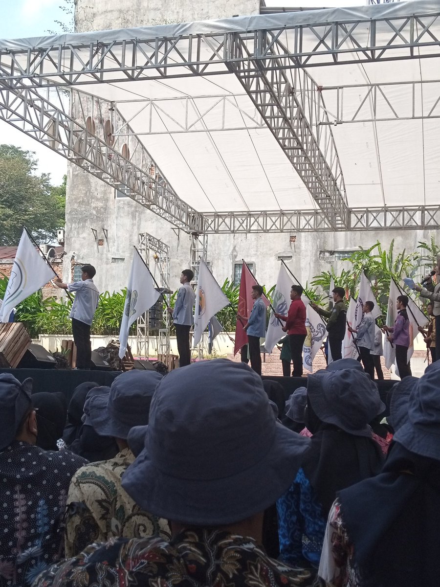 adli_frz's tweet photo. Penampilan parade prodi SV IPB pada hari ke-2 MPKMB 59 SV IPB. Mantap!
#VOKASIIMPACT
#MPKMB59SVIPB 
#IPBDIGDAYA
#VOKASIJUARA https://t.co/Cx8WvFpmil