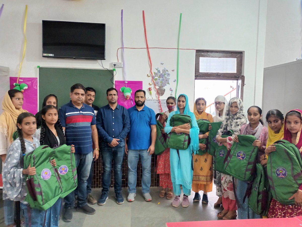 EGurdhan's tweet photo. Distribution of School Bags to the Students of EMRS Gurdhan Bala Rajouri by Principal #EMRSGurdhanBala
#RAJOURI Sh Wakeel Ahmed Bhatt JKAS
#JAMMUKASHMIR https://t.co/1ISiCD6rHJ