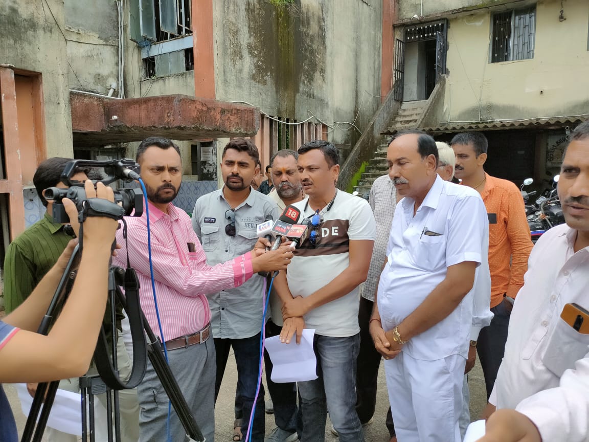 તલાટી કમ મંત્રીશ્રીની હડતાલનો મતલબ વિરોધ નથી પણ ન્યાયની માંગણી છે. જે અંગે સરકારશ્રીએ યોગ્ય ન્યાય આપવો જોઈએ. સરપંચ સંગઠન માળિયા
#सचिवजीहड़तालपेहै
#TCMStrikeGujarat
<a href="/CMOGuj/">CMO Gujarat</a> 
<a href="/CRPaatil/">C R Paatil</a>
<a href="/brijeshmeja1/">Brijesh Merja</a>
<a href="/KanuDesai180/">Kanu Desai</a>
<a href="/sandeshnews/">Sandesh</a> 
<a href="/GSTV/">GSTV</a> 
<a href="/abpasmitatv/">ABP Asmita</a>
<a href="/News18Guj/">News18Gujarati</a> 
<a href="/VtvGujarati/">VTV Gujarati News and Beyond</a>