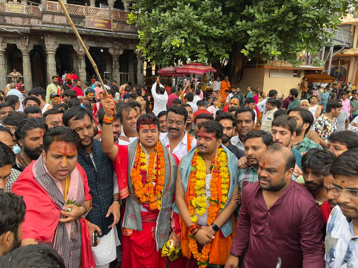 vaibhavpawarmp's tweet photo. आजादी के अमृत महोत्सव के अंतर्गत क्षिप्रावासी बाबा महाकाल के दर से हर घर तिरंगा अभियान के निमित्त भारतीय जनता युवा मोर्चा के यशस्वी राष्ट्रीय अध्यक्ष मा. श्री तेजस्वी सूर्या जी के साथ जन जागरण हेतु संदेश प्रसारित किया।
@Tejasvi_Surya @rohit_chahal @BJYM https://t.co/YLpBdOLpWO