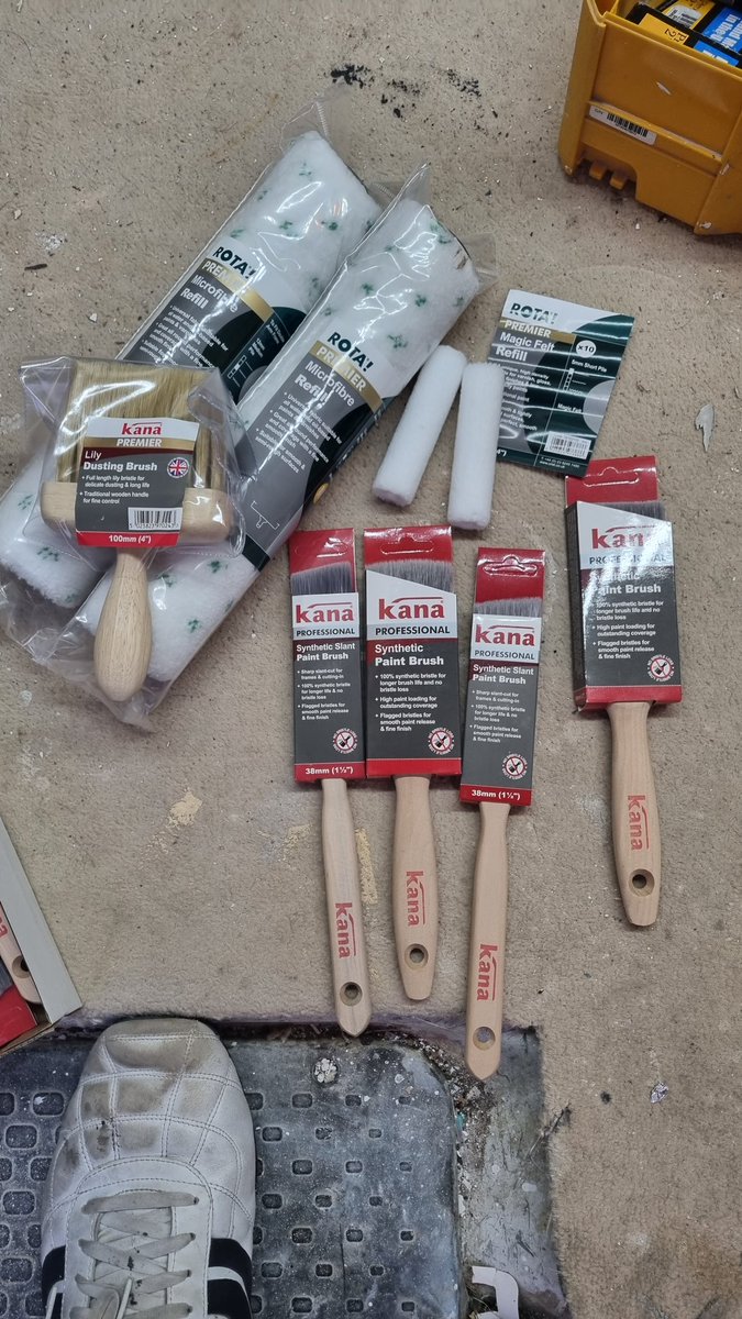 CIRETUK_EXPERT's tweet photo. Some goodies from. @CIRET_UK to be going on with, I know it's daft but I love the Lily Dust Brush, just reminds me of a old school brush. Can't go wrong with the combo of Kana Professional Synthetic Slant Paint Brush and Rota Magic Felt Sleeve, perfect for w/b finishes https://t.co/wHywS9Ydmv